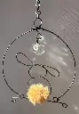 mobile-lapin-fil-de-fer-pompon-coton-orange-pampille-jeu-de-lumiere.webp